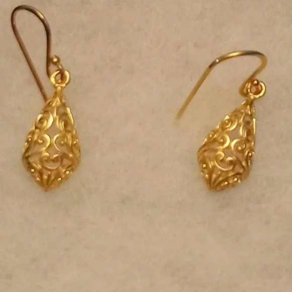 Must Go‼️ NWOT Gold Filigree Dangle Earrings. Read Description Carefully Below